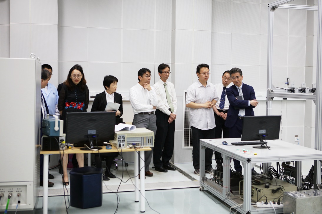 臼田孝一行參觀振動計量實驗室